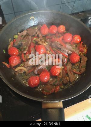 Tomaten, Rindfleisch, Zwiebel und Gewürze in der Pfanne gebraten