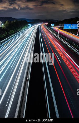 Luftaufnahme eines bunten Lichtweges auf der Autobahn in Leonberg, Deutschland Stockfoto