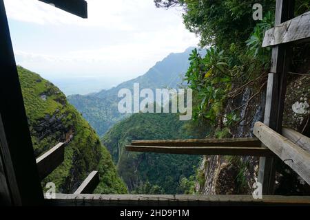 Aufnahme aus der Holztreppe, die zu einem Aussichtspunkt führt, den Usambara Bergen in der Nähe von Lushoto, Tansania 2021 Stockfoto