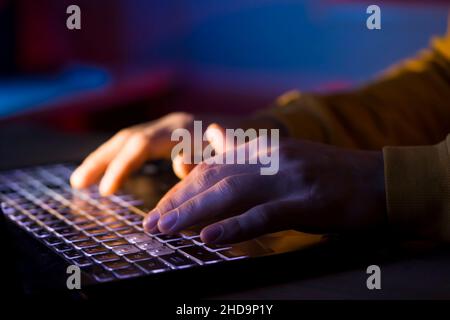 Hands-Typen auf einer Laptop-Tastatur. Stockfoto