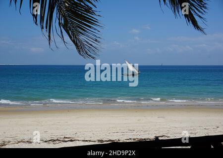 Blick auf den Strand und eine Dhow im Wasser von einem Café in Stone Town, Sansibar, Tansania 2021 Stockfoto