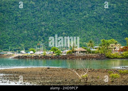 Airlie Beach, Queensland, Australien - Januar 2022: Über die Bucht zum Yachtclub mit Waldhintergrund Stockfoto