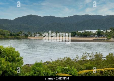 Airlie Beach, Queensland, Australien - Januar 2022: Über das Wasser zum Dorf mit Geschäften und Häusern Stockfoto