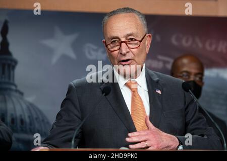 Der Mehrheitsführer des US-Senats, Chuck Schumer (Demokrat von New York), hält im Anschluss an die Pressekonferenz der Demokraten im US-Kapitol in Washington, DC, am Dienstag, den 4. Januar 2022, eine Rede. Kredit: Rod Lampey/CNP Stockfoto