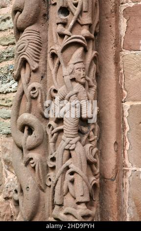 Komplizierte Schnitzereien an der Tür der Kilpeck Kirche Stockfoto