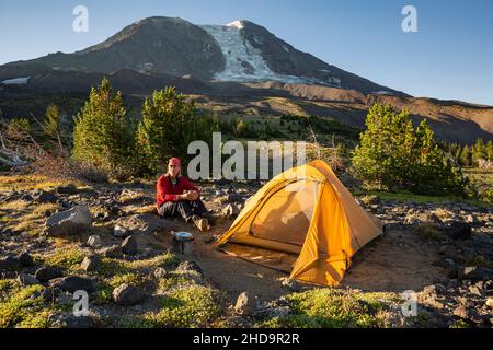 WA21008-00...WASHINGTON - Entspannen in der Morgensonne bei Adams Creek Meadows/High Camp in der Mount Adams Wilderness Gegend. Stockfoto