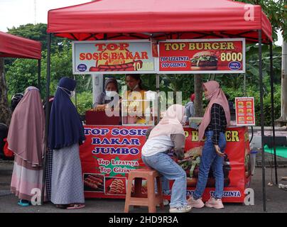 Der Verkäufer von indonesischem Essen und Trinken auf dem Food Court auf Simpang Lima Gumul autofreien Tag Stockfoto