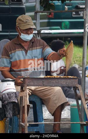 Der Verkäufer von indonesischem Essen und Trinken auf dem Food Court auf Simpang Lima Gumul autofreien Tag Stockfoto