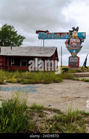 Powder River, Wyoming - 26. Juni 2021: Die verlassene Tumble Inn Lounge, das Café und das Steakhouse sind seit 2005 geschlossen. Berühmtes, ikonisches Neonschild mit Co Stockfoto