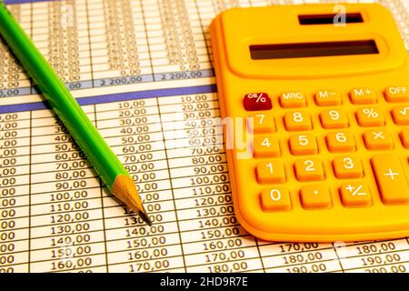 Orangefarbene Berechnung isoliert auf weißem Hintergrund. Stockfoto