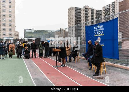 Bronx, New York, USA. 3rd Januar 2022. Der Bürgermeister von NYC, Eric Adams, der Schulkanzler David Banks und andere lokale Beamte begrüßten die Schüler in der Concourse Village Elementary School in der Bronx. Eric Adams informierte die Medien auch über Covid-19-Mandate für alle städtischen Schulen. (Bild: © Steve Sanchez/Pacific Press via ZUMA Press Wire) Stockfoto