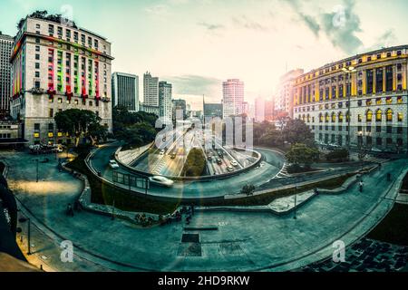 Sao Paulo, Brasilien Dezember 12 2021. Panoramablick auf das Anhangabau-Tal, das Rathaus, das Light Shopping Mall und den Eingang zum Anhangabau-Tunnel an Stockfoto