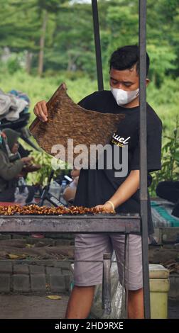 Der Verkäufer von indonesischem Essen und Trinken auf dem Food Court auf Simpang Lima Gumul autofreien Tag Stockfoto