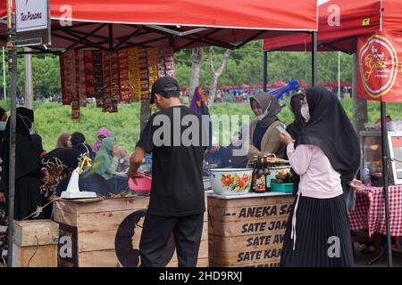 Der Verkäufer von indonesischem Essen und Trinken auf dem Food Court auf Simpang Lima Gumul autofreien Tag Stockfoto