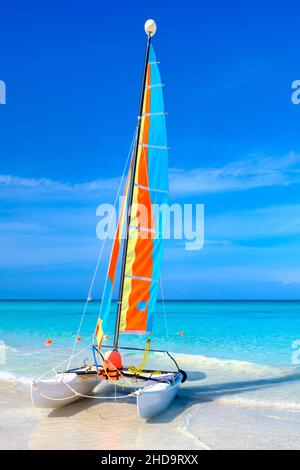 Segelboot am schönen Strand von Varadero in Kuba an einem sonnigen Tag Stockfoto
