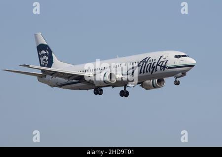 Alaska Airlines Boeing 737-400 mit der Registrierung N797AS landet am LAX, Los Angeles International Airport. Stockfoto