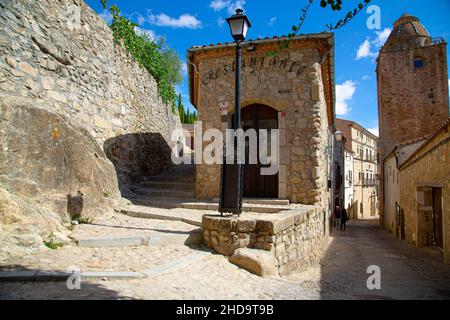 Mittelalterliche enge Gassen mit Kopfsteinpflaster in Trujillo, Spanien Stockfoto