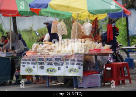 Der Verkäufer von indonesischem Essen und Trinken auf dem Food Court auf Simpang Lima Gumul autofreien Tag Stockfoto