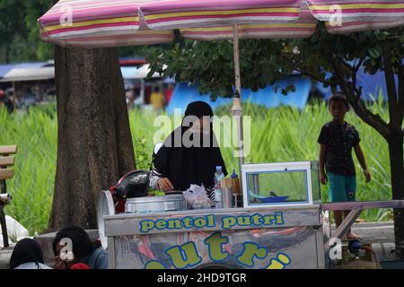 Der Verkäufer von indonesischem Essen und Trinken auf dem Food Court auf Simpang Lima Gumul autofreien Tag Stockfoto