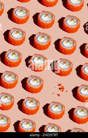 Frische, traditionelle japanische Sushi-Rollen auf hellem Hintergrund Stockfoto