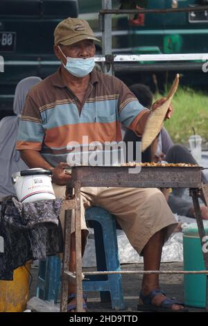 Der Verkäufer von indonesischem Essen und Trinken auf dem Food Court auf Simpang Lima Gumul autofreien Tag Stockfoto