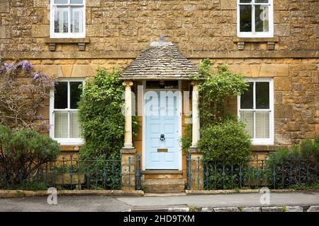 Traditionelles Cotswold Steinhaus, Vordereingang und Veranda am Broadway Stockfoto