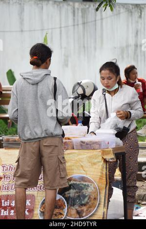 Der Verkäufer von indonesischem Essen und Trinken auf dem Food Court auf Simpang Lima Gumul autofreien Tag Stockfoto