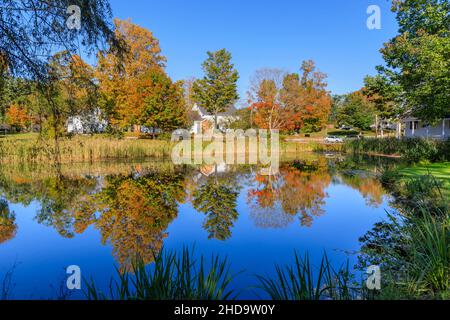 See mit Spiegelungen von Bäumen im Zentrum von Center Sandwich, einem Dorf in New Hampshire, New England, USA an einem sonnigen Tag Stockfoto