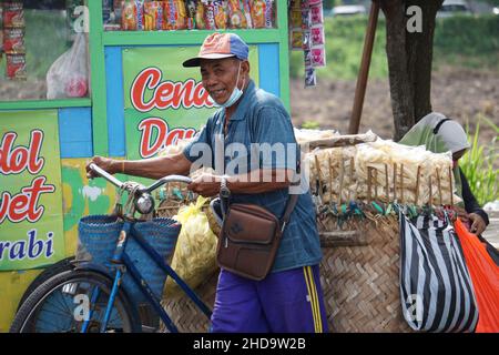 Der Verkäufer von indonesischem Essen und Trinken auf dem Food Court auf Simpang Lima Gumul autofreien Tag Stockfoto