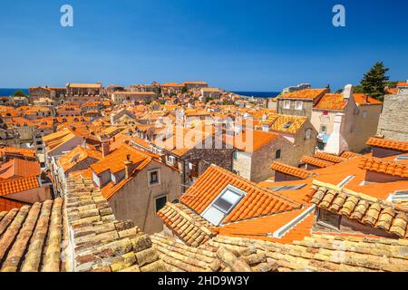 Ansicht des historischen Zentrums von den Mauern der Stadt Dubrovnik in Kroatien, Europa. Stockfoto