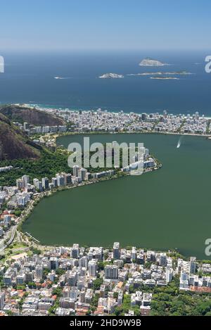 Wunderschöne Aussicht auf die Lagune, die Stadtgebäude und das Meer von Corcovado aus gesehen Stockfoto