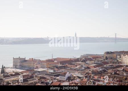 Lissabon Innenstadt mit 25 April Brige und Tejo Fluss im Hintergrund gesehen von der Burg von São Jorge Stockfoto