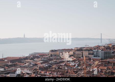 Lissabon Innenstadt mit 25 April Brige und Tejo Fluss im Hintergrund gesehen von der Burg von São Jorge Stockfoto