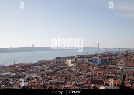 Lissabon Innenstadt mit 25 April Brige und Tejo Fluss im Hintergrund gesehen von der Burg von São Jorge Stockfoto