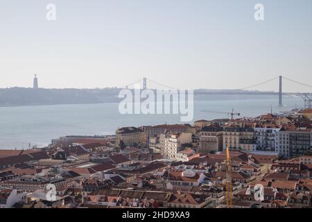 Lissabon Innenstadt mit 25 April Brige und Tejo Fluss im Hintergrund gesehen von der Burg von São Jorge Stockfoto