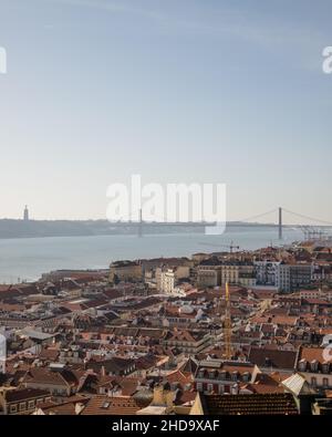 Lissabon Innenstadt mit 25 April Brige und Tejo Fluss im Hintergrund gesehen von der Burg von São Jorge Stockfoto