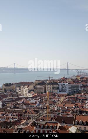 Lissabon Innenstadt mit 25 April Brige und Tejo Fluss im Hintergrund gesehen von der Burg von São Jorge Stockfoto