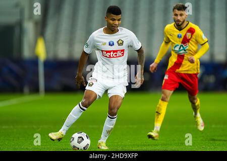 LENS, FRANKREICH - 4. JANUAR: Reinildo Mandava von Lille OSC beim französischen Cup-Spiel zwischen Racing Club de Lens und LOSC Lille am 4. Januar 2022 im Stade Bollaert-Delelis in Lens, Frankreich (Foto: Jeroen Meuwsen/Orange Picts) Stockfoto