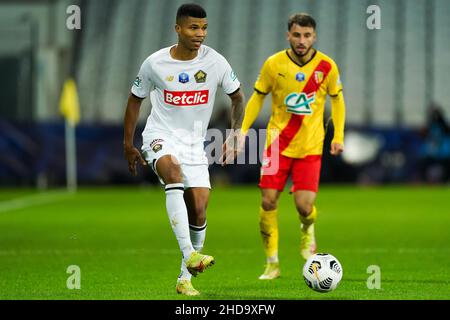 LENS, FRANKREICH - 4. JANUAR: Reinildo Mandava von Lille OSC beim französischen Cup-Spiel zwischen Racing Club de Lens und LOSC Lille am 4. Januar 2022 im Stade Bollaert-Delelis in Lens, Frankreich (Foto: Jeroen Meuwsen/Orange Picts) Stockfoto