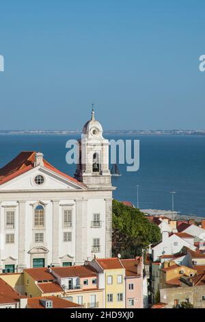 Historische Kathedrale von alfama und Tejo mit einem kleinen Segelboot vom Castelo de Saint Jorge in Lissabon aus gesehen Stockfoto