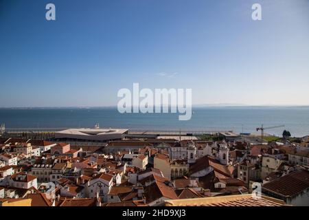 Kreuzfahrthafen und Tejo vom Aussichtspunkt Alfama Terrace in Lissabon aus gesehen Stockfoto