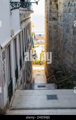 Kleine Straße vom Alfama-Viertel in Lissabon Stockfoto