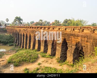 Die Kampong Kdei-Brücke war früher die längste eingekeilte Steinbogenbrücke der Welt - Kampong Kdei, Kambodscha Stockfoto