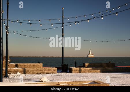 Aussichtspunkt zum Leuchtturm und Wellenbrecher vom Navy Pier in Chicago Stockfoto