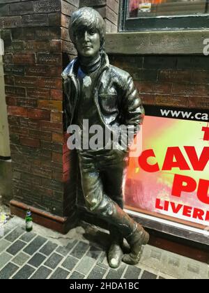 John Lennon Statue in der Mathew Street in der Nähe eines Pubs in Liverpool Stockfoto