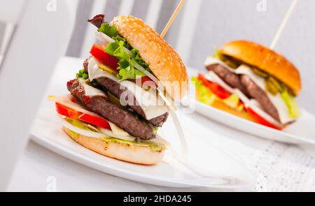 Zwei doppelte Burger Stockfoto