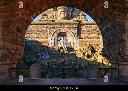 Die Statue von Kaiser Barbarossa auf dem Kyffhaeuser-Denkmal im Kreis Thüringen in Deutschland Stockfoto