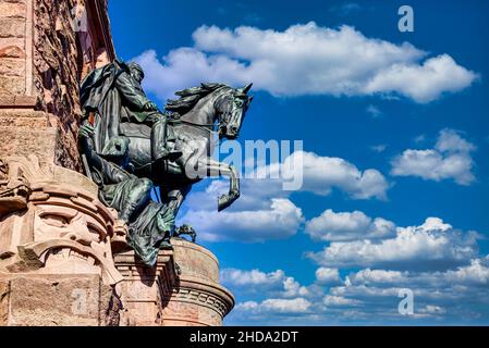 Blick auf die Statue von Kaiser-Wilhelm-I. auf das Kyffhäuser-Denkmal im Landkreis Thüringen Stockfoto