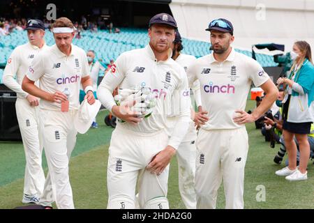 Sydney, Australien. 05th Januar 2022. Jos Buttler aus England passt sich beim Ashes 4th Test Match zwischen Australien und England am Sydney Cricket Ground, Sydney, Australien, am 5. Januar 2022 an. Foto von Peter Dovgan. Nur zur redaktionellen Verwendung, Lizenz für kommerzielle Nutzung erforderlich. Keine Verwendung bei Wetten, Spielen oder Veröffentlichungen einzelner Clubs/Vereine/Spieler. Kredit: UK Sports Pics Ltd/Alamy Live Nachrichten Stockfoto