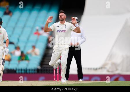 Sydney, Australien. 05th Januar 2022. James Anderson von England enttäuschte beim Ashes 4th Test Match zwischen Australien und England am Sydney Cricket Ground, Sydney, Australien am 5. Januar 2022. Foto von Peter Dovgan. Nur zur redaktionellen Verwendung, Lizenz für kommerzielle Nutzung erforderlich. Keine Verwendung bei Wetten, Spielen oder Veröffentlichungen einzelner Clubs/Vereine/Spieler. Kredit: UK Sports Pics Ltd/Alamy Live Nachrichten Stockfoto